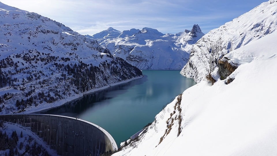 Zusammengesetzte Wörter können aus mehreren Nomen gebildet werden. Wie zum Beispiel der Bergsee.